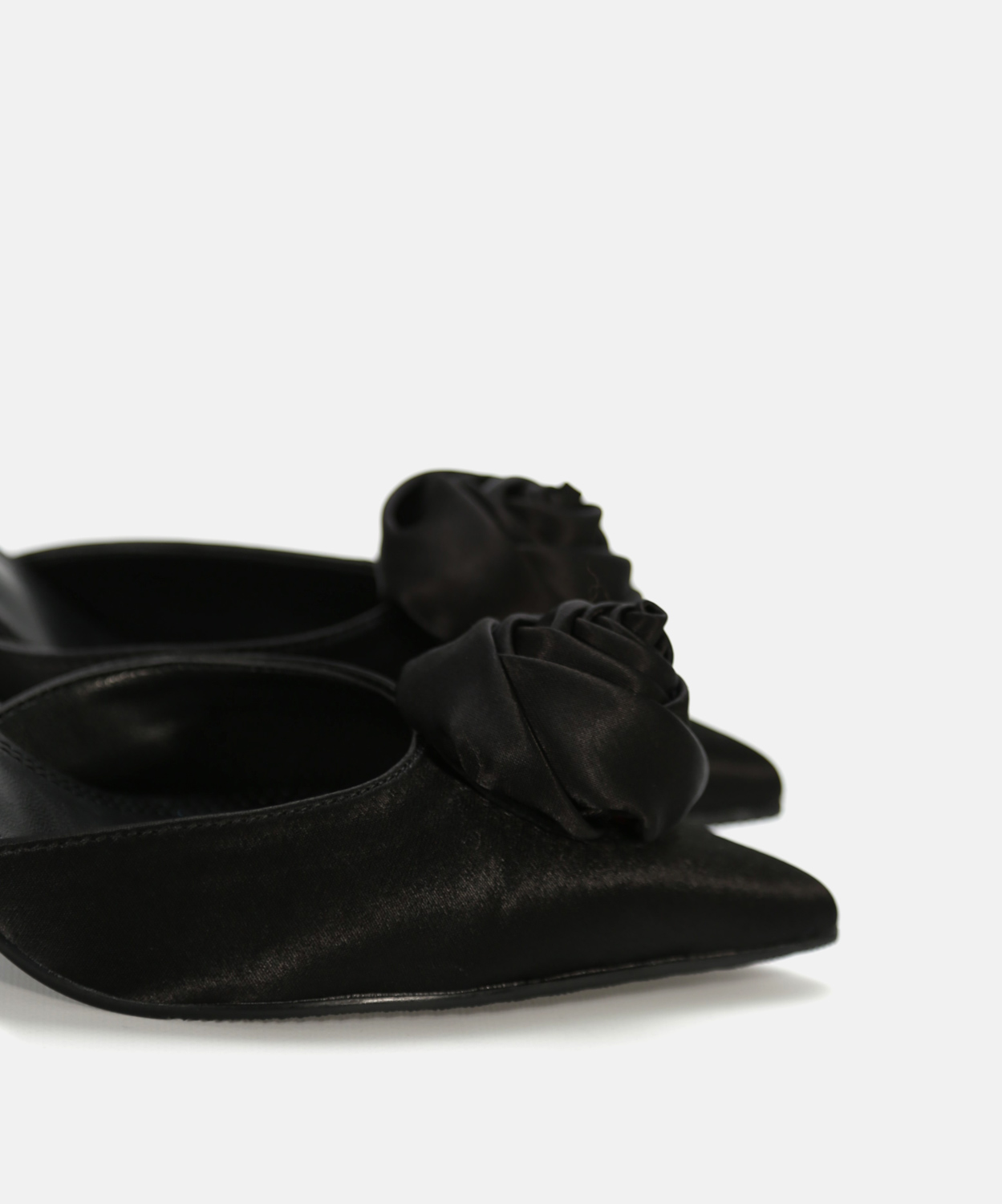 Zapato tac&oacute;n fino flor  image number null